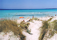Strand Es Trenc auf Mallorca bietet weißen Sand und türkisfarbenes Wasser.